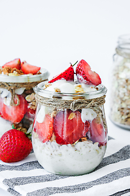 포토 JPG 해외이미지 딸기 실내 사람없음 아웃포커스 식탁보 흰배경 요거트 그릭요거트 해외포토 백그라운드 과일 유제품 촬영기법 내부 흰색 파일형식 이미지허브