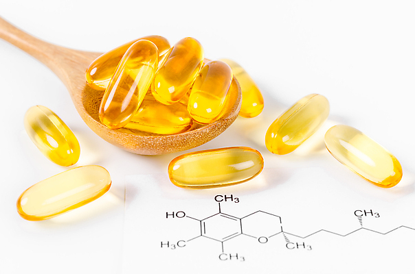 포토 JPG 해외이미지 의학 실내 사람없음 알약 약 노란색 흰배경 나무숟가락 화학식 해외포토 컬러 백그라운드 내부 숟가락 흰색 공식 파일형식 이미지허브