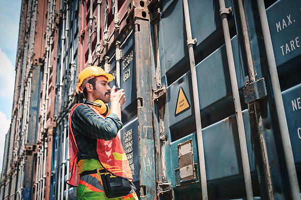 포토 JPG 해외이미지 주간 남자 노동자 한명 들기 상반신 성인 야외 옆모습 컨테이너 보고 확인 무역 무역항 무전기 감독관 관리자 무역센터 성인남자한명만 해외포토 자연요소 직업 1 산업 뷰포인트 모션 무선통신 사람 발표 남자한명만 성인남자만 파일형식 이미지허브