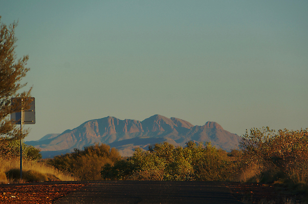 포토 JPG 해외이미지 자연 하늘 아침 휴가 휴식 산 함께함 사람 풍경 사람없음 야외 파란색 햇빛 골짜기 맑음 일몰 산책 하이킹 사막 자유 탐험 전원 호주 언덕 오지 하이커 해외포토 주간 컬러 여행 컨셉 레저 날씨 태양 노을 오세아니아 전기에너지 생태계 파일형식 이미지허브