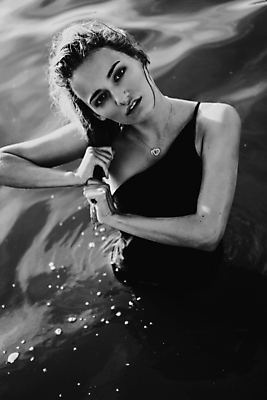 포토 JPG 해외이미지 백인 라이프스타일 응시 여자 수영복 행복 감정 호수 모래 바다 여행 신체 자연 하늘 휴가 휴식 산 갈색머리 한명 사람 야외 물 뷰티 맑음 검은색 수영 스파 침묵 일몰 젖음 흰색 물방울 선탠 날씬함 해외포토 자연요소 서양인 1 헤어스타일 시선 옷 컬러 컨셉 날씨 생활 노을 소리 수상스포츠 몸매 생태계 파일형식 이미지허브