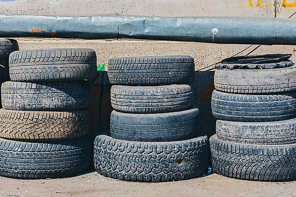 포토 JPG 해외이미지 산업 도로 모래 벽 백그라운드 컨셉 자동차 사람없음 야외 여름 갈색 쌓기 환경 검은색 재활용 손상 바퀴 작업실 수리 쓰레기 승차 버리기 묘사 창고 오브젝트 서비스 파이프 타이어 먼지 수납 밟기 고무 흙더미 교체 옛날 줄서기 중고 차고 콘크리트 카피스페이스 효과 해외포토 계절 길 육상교통 컬러 교통시설 모션 흙 공백 친환경 파일형식 더미 이미지허브