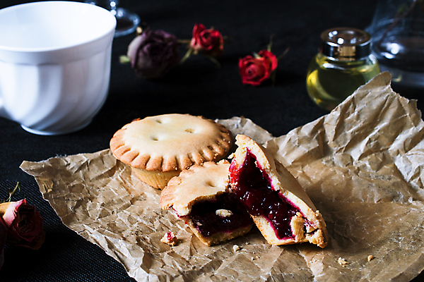 포토 JPG 해외이미지 모양 전통 종이 음식 백그라운드 크리스마스 과일 탁자 휴가 디저트 주택 사랑 요리 사람없음 목재 장식 컵 빨간색 갈색 쿠키 케이크 주방 검은색 빵집 낭만 시골 원형 달콤 맛 아침식사 보호 잼 굽기 먹기 산딸기 레시피 젤리 페스츄리 핸드메이드 맛있는 해외포토 도형 나무 식기 기념일 감정 빵 컬러 가구 컨셉 재료 모션 건물 상점 식사 소스_음식 구이 파일형식 이미지허브