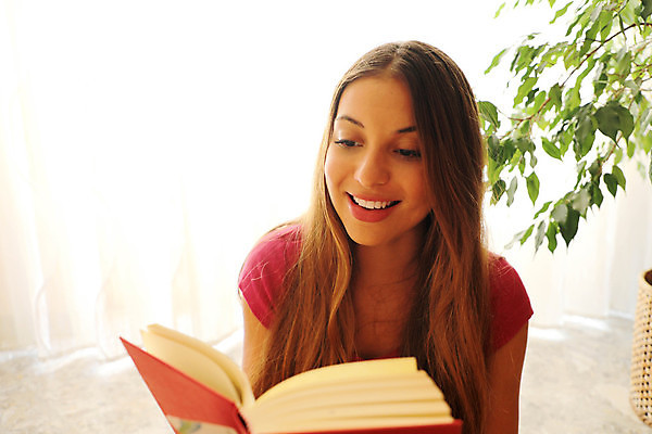 포토 JPG 해외이미지 백인 라이프스타일 여자 행복 의자 창문 휴식 아파트 주택 실내 따뜻함 한명 미소 사람 내부 책 여름 소파 방 흰색 콜롬비아 읽기 안락의자 부드러움 히스패닉 리빙 스페인어 브라질사람 안락 해외포토 서양인 1 계절 감정 컬러 가구 컨셉 모션 표정 건물 생활 감각 남아메리카 파일형식 이미지허브