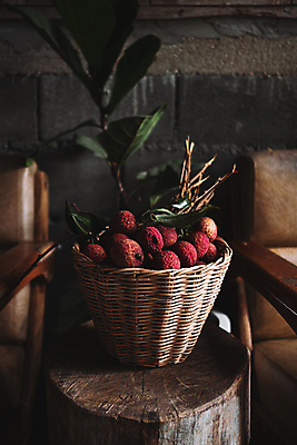 포토 JPG 해외이미지 잎 과일 자연 탁자 사람없음 가로 빨간색 하이앵글 컬러풀 바구니 그룹 해외포토 식물 뷰포인트 컬러 가구 생태계 파일형식 이미지허브