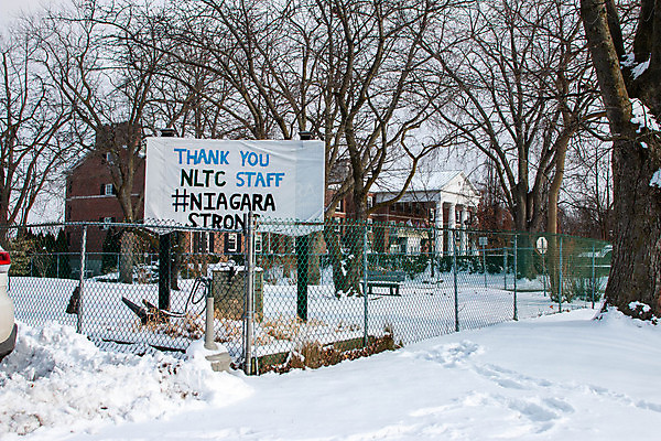 포토 JPG 해외이미지 여자 주택 건강 사람없음 건물 머리 의사 시설 책임자 나이아가라 기관 돌봄 위기 전염병 회원 해외포토 건축물 모션 사람 신체부위 미국 의료진 질병 파일형식 이미지허브