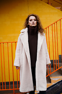 포토 JPG 해외이미지 모델 라이프스타일 계절 여자 도로 여행 포즈 신발 이동 겨울 오렌지 장신구 거리 털 따뜻함 한명 뷰티 노란색 유행 산책 재킷 회색 코트 흰색 도시 우아함 은색 인쇄 주차 가죽 레깅스 스타일 힙스터 해외포토 1 패션 길 컬러 컨셉 과일 교통시설 하의 휴식 사람 생활 외투 파일형식 이미지허브