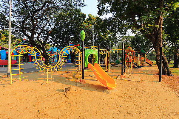 포토 JPG 해외이미지 나무 공원 어린이 모래 스포츠 학교 놀이 건강 안전 사람없음 야외 초록색 컬러풀 운동 봄 유치원 장비 게임 놀이터 플라스틱 튜브 땅바닥 해외포토 식물 계절 공공시설 교육 컬러 재질 바닥 사람 파일형식 이미지허브