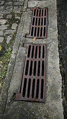 포토 JPG 해외이미지 산업 도로 표면 거리 사람없음 물 금속 덮개 도시 원형 구멍 보행로 위험 철 부식 지하 옛날 철강 폐수 하수 해외포토 자연요소 도형 길 컨셉 교통시설 재질 뚜껑 환경오염 파일형식 이미지허브