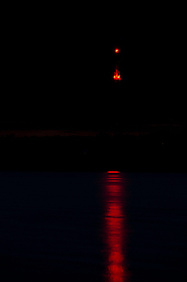 포토 JPG 해외이미지 길 호수 자연 하늘 전등 사람없음 빨간색 물 빛 탑 어둠 야간 우주선 UFO 착륙 해외포토 자연요소 건축물 컬러 조명 우주 미확인물체 생태계 파일형식 이미지허브