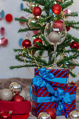 포토 JPG 해외이미지 백인 어린이 크리스마스 겨울 공 휴가 전등 새해 선물 미소 사람없음 장식 파란색 빛 장난감 크리스마스트리 축제 표현 눈송이 개 12월 활 해외포토 서양인 계절 기념일 컬러 포유류 조명 눈_날씨 표정 사람 날짜 파일형식 이미지허브