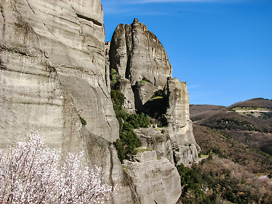 포토 JPG 해외이미지 전통 유럽 종교 여행 건축양식 자연 지붕 산 파노라마 풍경 사람없음 건물 초록색 교회 여행객 계곡 놀람 전원 재산 고독 땅 승려 그리스 언덕 신성 수도원 그리스인 수녀원 신앙심 절정 회랑 목차 메테오라 해외포토 서양인 건축물 건축 감정 나라 컬러 촬영기법 표정 사람 금융 세계문화유산 복도 전기에너지 성직자 생태계 파일형식 이미지허브