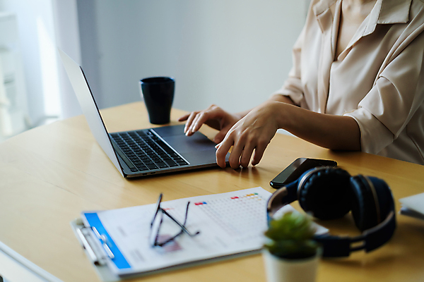 포토 JPG 해외이미지 여자 실내 한명 동양인 상반신 성인 옆모습 노트북 헤드폰 비즈니스우먼 성인여자한명만 해외포토 1 뷰포인트 음향기기 비즈니스 사람 인종 내부 전자제품 직장인 여자한명만 성인여자만 파일형식 이미지허브