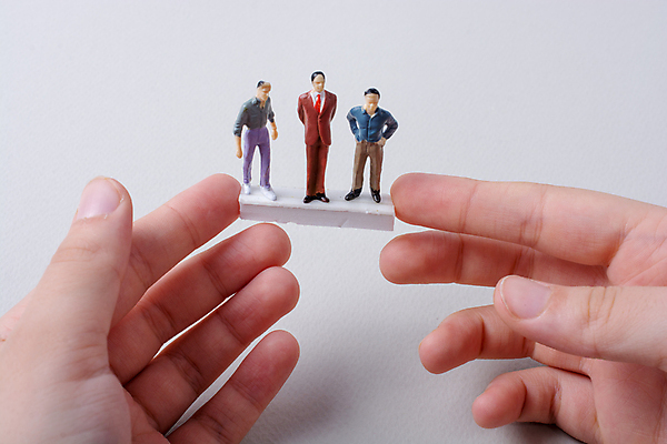 포토 JPG 해외이미지 손 실내 들기 신체부위 흰배경 인물미니어처 해외포토 백그라운드 모션 사람 내부 미니어처 흰색 파일형식 이미지허브