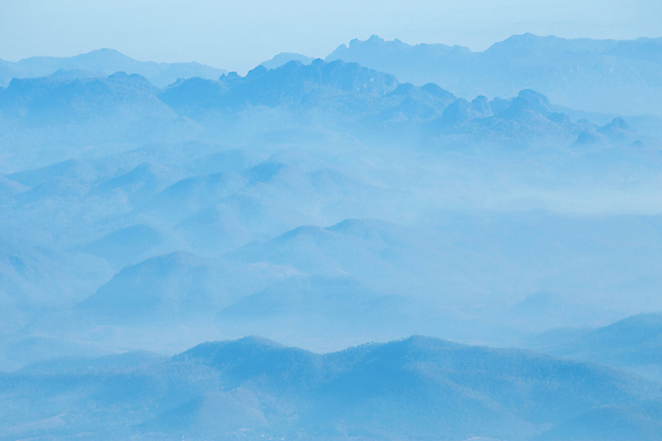 포토 JPG 해외이미지 실루엣 아시아 여행 백그라운드 태국 자연 하늘 아침 날씨 산 파노라마 사람없음 야외 파란색 빛 뷰티 환경 계곡 새벽 하이킹 안개 흰색 시골 숲 땅 고도 언덕 산등성이 장면 공상 북쪽 천국 슬로프 내추럴 뿌연 절정 수평선 해외포토 주간 자연요소 나라 컬러 레저 스키장 촬영기법 방향 생태계 파일형식 이미지허브