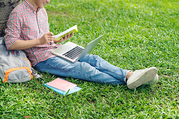 포토 JPG 해외이미지 주간 남자 남학생 청소년 책가방 한명 앉기 잔디 상반신 야외 옆모습 책 노트북 독서 십대남자한명만 해외포토 자연요소 식물 1 학생 뷰포인트 가방 모션 사람 전자제품 남자한명만 십대남자만 파일형식 이미지허브
