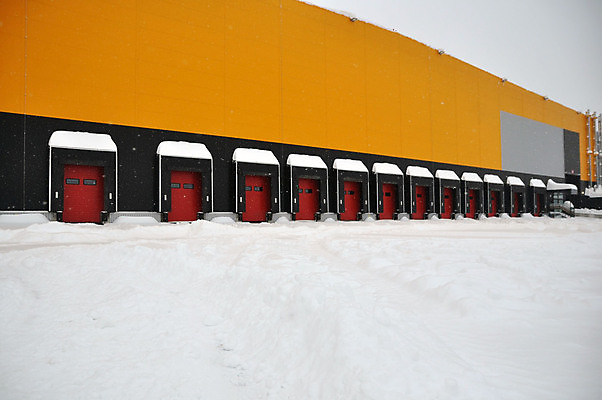 포토 JPG 해외이미지 외관 산업 겨울 비즈니스 경사 사람없음 노란색 문 얼음 화물 만 상품 입장 배송 창고 시작 대문 상업 수납 짐차 로딩 분배 폭설 해외포토 자연요소 계절 컬러 자동차 눈_날씨 운송업 자연재해 파일형식 이미지허브