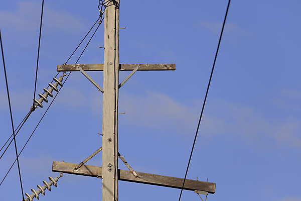 포토 JPG 해외이미지 선 하늘 사람없음 야외 파란색 환경 사진촬영 힘 전선 기둥 연결 큼 전화기 전염 철사 봉 긴장 조이기 해외포토 건축 감정 컬러 모션 촬영 질병 크기 감염 파일형식 이미지허브