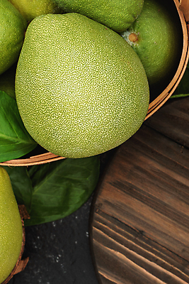 포토 JPG 해외이미지 실내 근접촬영 사람없음 하이앵글 바구니 자몽 담기 나무받침 해외포토 뷰포인트 과일 모션 내부 목재 받침대 파일형식 이미지허브