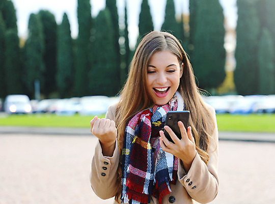 포토 JPG 해외이미지 백인 응시 여자 행복 얼굴 겨울 비즈니스 응원 성공 모바일 거리 한명 웃음 사람 야외 스마트폰 핸드폰 유행 목도리 봄 주먹 기쁨 추위 코트 축하 관찰 도시 우승 흥분 팔 기르기 승자 해외포토 서양인 1 시선 잡화 계절 감정 컨셉 모션 표정 신체부위 전자제품 스마트기기 외투 최고 돌봄 파일형식 이미지허브