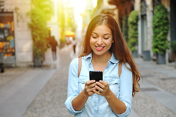 포토 JPG 해외이미지 여자 얼굴 여행 인터넷 비즈니스 통신 모바일 불꽃 거리 한명 사람 야외 빛 스마트폰 핸드폰 뷰티 숫자 유행 우주 디지털 맑음 이탈리아 도시 비즈니스우먼 무선전화기 전자 온라인 이웃 무료 밀라노 블로거 소셜 채팅 카피스페이스 4G 해외포토 문자 1 유럽 불 날씨 IT 신체부위 전자제품 스마트기기 공백 직장인 전화기 파일형식 이미지허브