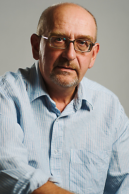 포토 JPG 해외이미지 백인 1 남자 안경 50대 수염 한명 사람 성인 세로 흰색 자신감 옛날 해외포토 서양인 잡화 감정 컬러 중년 파일형식 이미지허브