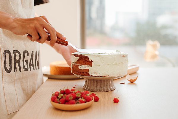 포토 JPG 해외이미지 남자 실내 요리 한명 상반신 성인 옆모습 아웃포커스 케이크 나이프 생크림 바르기 산딸기 제빵 성인남자한명만 해외포토 1 식기 뷰포인트 과일 모션 디저트 촬영기법 사람 내부 제과제빵 칼 크림 남자한명만 성인남자만 파일형식 이미지허브