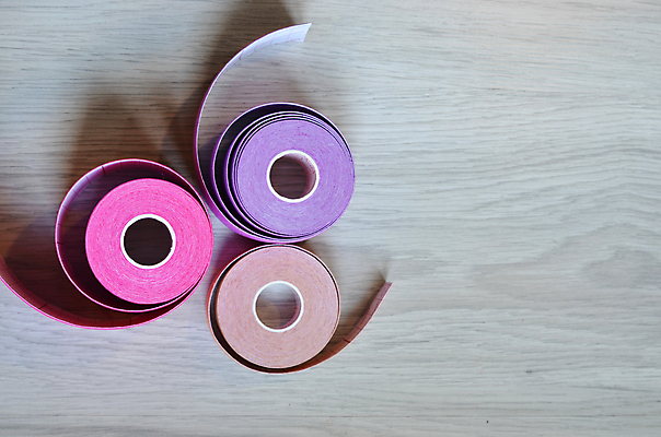 포토 JPG 해외이미지 라이프스타일 스포츠 분홍색 조각 백그라운드 근육 새로움 건강 사람없음 치료 가로 파란색 컬러풀 약 손상 고통 흰색 직물 대접 질병 두루마리 유연 근육질 붕대 테이프 장애 고립 돌봄 공급 해외포토 감정 컬러 컨셉 의학 모션 문구용품 생활 몸매 파일형식 이미지허브