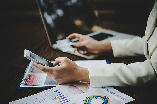 포토 JPG 해외이미지 라이프스타일 백그라운드 컨셉 인터넷 비즈니스 주택 실내 사람없음 노트북 쇼핑 컴퓨터 알약 흰색 잡기 신용카드 구매 고객 상업 전자 온라인 전자상거래 해외포토 컬러 모션 내부 건물 생활 금융 전자제품 약 파일형식 이미지허브