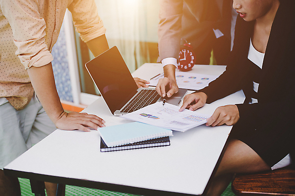 포토 JPG 해외이미지 직업 여자 비즈니스 직장 관리 사람 사람없음 금융 노트북 스마트폰 컴퓨터 사무실 자료 흰색 업무 작업 비즈니스맨 그룹 토론 스마트 책상 서비스 보고서 상담 브레인스토밍 해외포토 남자 컬러 가구 컨셉 회사 경제 전자제품 핸드폰 스마트기기 직장인 파일형식 이미지허브