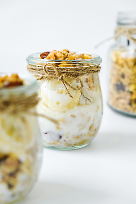 포토 JPG 해외이미지 실내 사람없음 아웃포커스 소프트포커스 흰배경 요거트 오트밀 그래놀라 그릭요거트 해외포토 음식 백그라운드 유제품 촬영기법 내부 흰색 파일형식 귀리 이미지허브