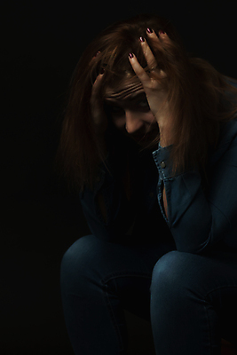 포토 JPG 해외이미지 여자 한명 상반신 성인 옆모습 뷰티 어둠 슬픔 좌절 고독 웅크림 우울증 트러블 손짚기 성인여자한명만 해외포토 1 감정 뷰포인트 컨셉 모션 사람 손짓 질병 여자한명만 성인여자만 파일형식 이미지허브