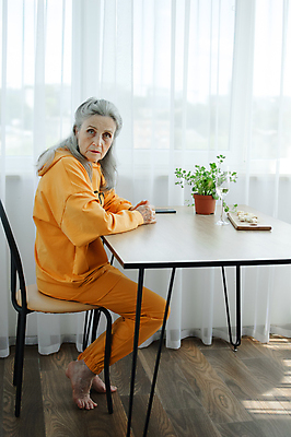 포토 JPG 해외이미지 백인 모델 응시 여자 행복 얼굴 포즈 백그라운드 창문 가족 실내 건강 한명 미소 사람 노란색 회색 입 주름 은퇴 피부 돌봄 옛날 노화 어머니의날 표현성 해외포토 서양인 1 시선 기념일 감정 컬러 컨셉 관계 모션 표정 내부 신체부위 미국문화 파일형식 이미지허브