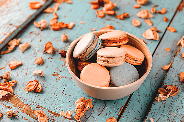 포토 JPG 해외이미지 그릇 낙엽 디저트 실내 사람없음 담기 마카롱 나무배경 해외포토 식기 음식 백그라운드 잎 모션 내부 파일형식 이미지허브