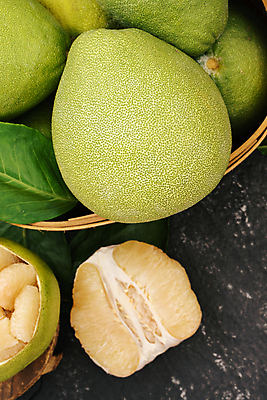 포토 JPG 해외이미지 잎 검은배경 단면 실내 사람없음 하이앵글 바구니 자몽 담기 해외포토 식물 뷰포인트 백그라운드 과일 모션 내부 검은색 파일형식 이미지허브