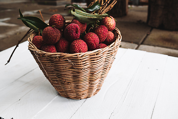 포토 JPG 해외이미지 잎 과일 자연 탁자 사람없음 가로 빨간색 하이앵글 컬러풀 바구니 그룹 해외포토 식물 뷰포인트 컬러 가구 생태계 파일형식 이미지허브