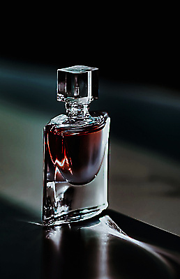 포토 JPG 해외이미지 회색배경 실내 사람없음 뷰티 어둠 화장품 향수 향수병 브랜딩 세련 해외포토 백그라운드 내부 회색 병_담는 파일형식 이미지허브