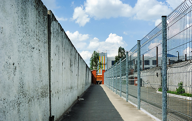 포토 JPG 해외이미지 도로 길 하늘 실내 경비 사람없음 내부 울타리 문 금속 아스팔트 땅 통로 영토 콘크리트 해외포토 교통시설 재질 안전 담장 보호 파일형식 이미지허브