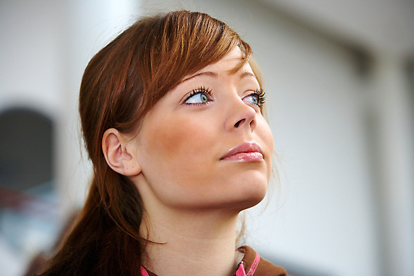 포토 JPG 해외이미지 백인 학생 여자 교육 생각 학교 미래 설계 갈색머리 실내 한명 사람 내부 건물 10대 청춘 평화 희망 올려보기 표현 명상 고민 긍정 배려 해외포토 서양인 1 헤어스타일 건축물 감정 컨셉 모션 청소년 파일형식 이미지허브