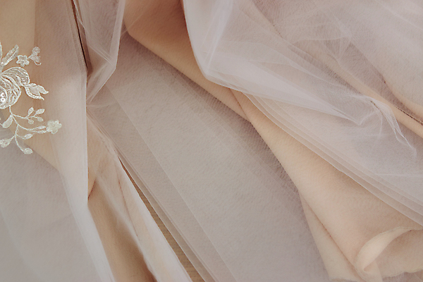 포토 JPG 해외이미지 전통 드레스 옷 여자 꽃 결혼 백그라운드 패턴 결혼식 추상 사람없음 빛 뷰티 유행 낭만 수확 흰색 축하 직물 가운 화려 고급 우아함 은색 소프트포커스 바느질 묘사 만족 질감 복고 자수 상아 스타일 해외포토 식물 감정 컬러 컨셉 무늬 농업 촬영기법 사람 이벤트 파일형식 이미지허브