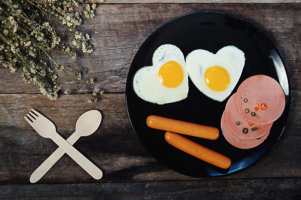 포토 JPG 해외이미지 접시 실내 사람없음 하이앵글 하트 소시지 아침식사 계란프라이 나무숟가락 드라이플라워 나무포크 슬라이스햄 나무배경 해외포토 모양 식기 꽃 뷰포인트 백그라운드 포크 내부 숟가락 식사 가공식품 계란요리 햄 파일형식 이미지허브