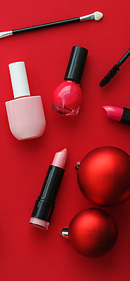 포토 JPG 해외이미지 디자인 백그라운드 컨셉 크리스마스장식 크리스마스 사람없음 하이앵글 뷰티 화장품 장식볼 립스틱 화려 고급 오브젝트 마스카라 매니큐어 빨간배경 플랫레이 해외포토 아이섀도브러쉬 기념일 뷰포인트 장식 빨간색 플랫 메이크업브러쉬 파일형식 이미지허브