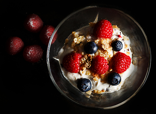 포토 JPG 해외이미지 검은배경 실내 사람없음 하이앵글 어둠 블루베리 산딸기 유리그릇 요거트 뮤즐리 그래놀라 해외포토 그릇 음식 뷰포인트 백그라운드 과일 유리 유제품 내부 검은색 파일형식 이미지허브