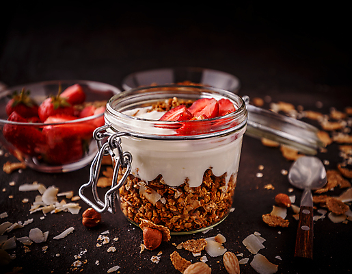 포토 JPG 해외이미지 딸기 검은배경 유리병 실내 사람없음 숟가락 유리그릇 요거트 뮤즐리 그래놀라 해외포토 그릇 음식 백그라운드 과일 유리 병_용기 유제품 수저 내부 검은색 파일형식 이미지허브