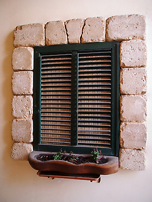 포토 JPG 해외이미지 식물 디자인 외관 화분 벽 건축양식 창문 유리 주택 프레임 사람없음 목재 장식 초록색 컬러풀 갈색 페인트 바위 시골 천 묘사 질감 심플 셔터 수목 엘리먼트 해외포토 나무 건축 컬러 재료 재질 건물 돌_바위 직물 파일형식 이미지허브