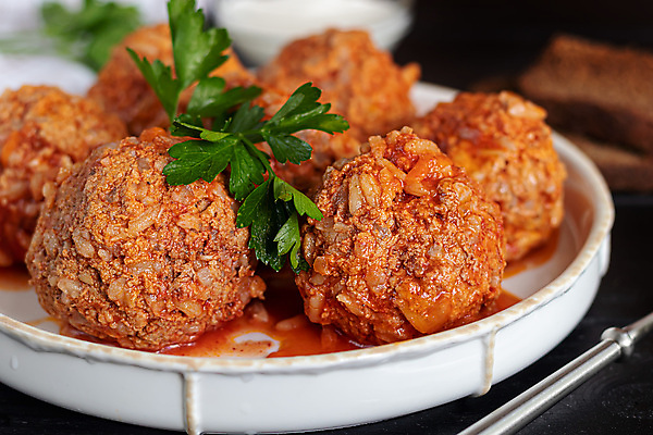 포토 JPG 해외이미지 접시 검은배경 실내 파슬리 요리 근접촬영 사람없음 아웃포커스 미트볼 담기 해외포토 식기 음식 뷰포인트 백그라운드 채소 모션 촬영기법 내부 검은색 파일형식 이미지허브