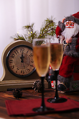 포토 JPG 해외이미지 전통 디자인 계절 행복 안경 시계 백그라운드 크리스마스 겨울 휴가 전등 새로움 선물 앉기 사람없음 장식 빨간색 초록색 상자 장난감 산타클로스 화환 어둠 미니어처 축하 인사 시간 신용카드 기다림 야간 샴페인 연도 심볼 손목시계 적재 12 옛날 카운트다운 가문비나무 클라우스 해외포토 자연요소 나무 잡화 기념일 꽃 감정 컬러 컨셉 장신구 모션 조명 주류 금융 숫자 모형 예절 파일형식 이미지허브