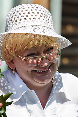 포토 JPG 해외이미지 여자 안경 얼굴 한명 미소 사람 성인 야외 평화 해외포토 1 잡화 컨셉 표정 신체부위 파일형식 이미지허브