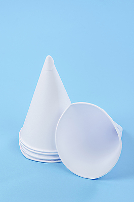 포토 JPG 해외이미지 실내 사람없음 쌓기 자연보호 종이컵 에코 친환경 파란배경 에코라이프 원뿔 제로웨이스트 해외포토 도형 라이프스타일 백그라운드 모션 자연 내부 컵 파란색 환경 그린캠페인 보호 일회용 사회이슈 파일형식 이미지허브