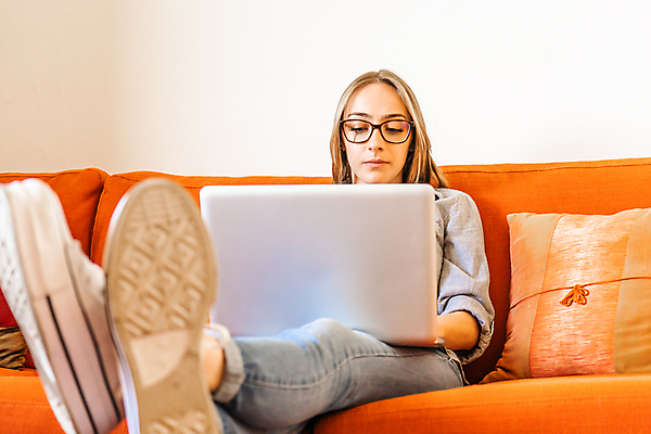 포토 JPG 해외이미지 학생 라이프스타일 응시 여자 교육 인터넷 비즈니스 통신 휴식 주택 실내 한명 사람 앉기 성인 내부 노트북 스터디 컴퓨터 소파 공책 방 타이핑 기록 업무 네트워크 무선전화기 온라인 리빙 해외포토 1 시선 컨셉 의자 모션 문구용품 건물 생활 전자제품 학습 작업 전화기 파일형식 이미지허브